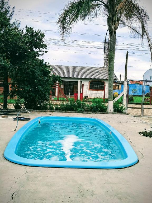a large blue swimming pool in a yard at Oásis Xangri-lá in Xangri-lá