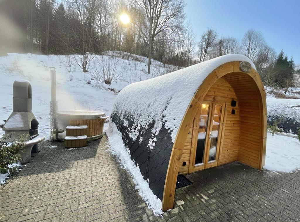 un piccolo edificio con la neve sopra di Frankenwald Chalets - Chalets a Wilhelmsthal