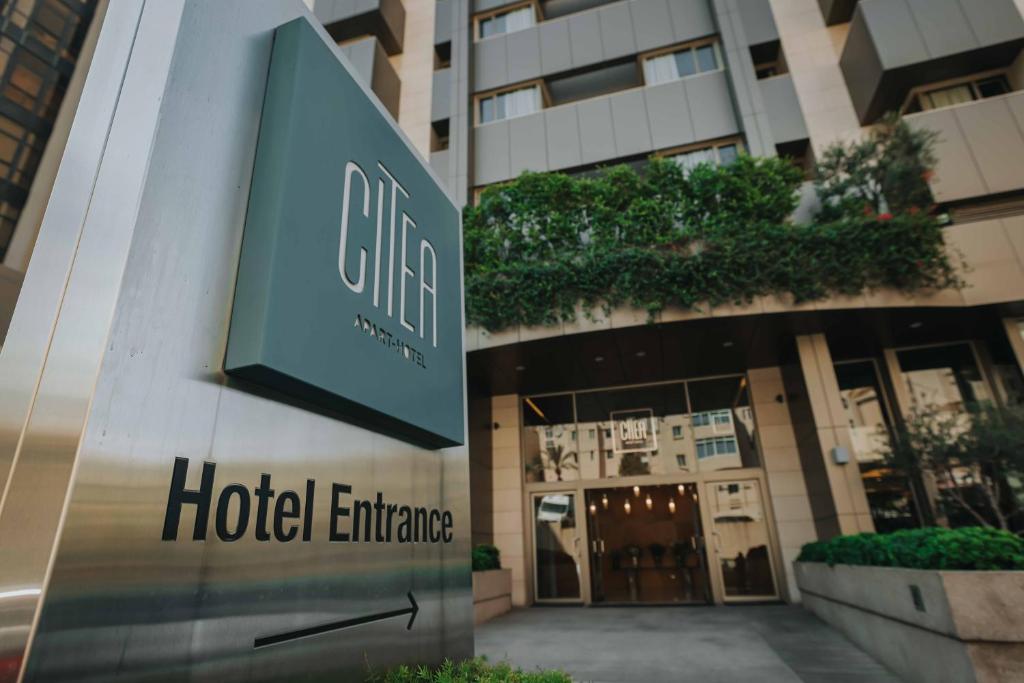 een hoteltoegangsbord voor een gebouw bij Citea Apart Hotel in Beiroet