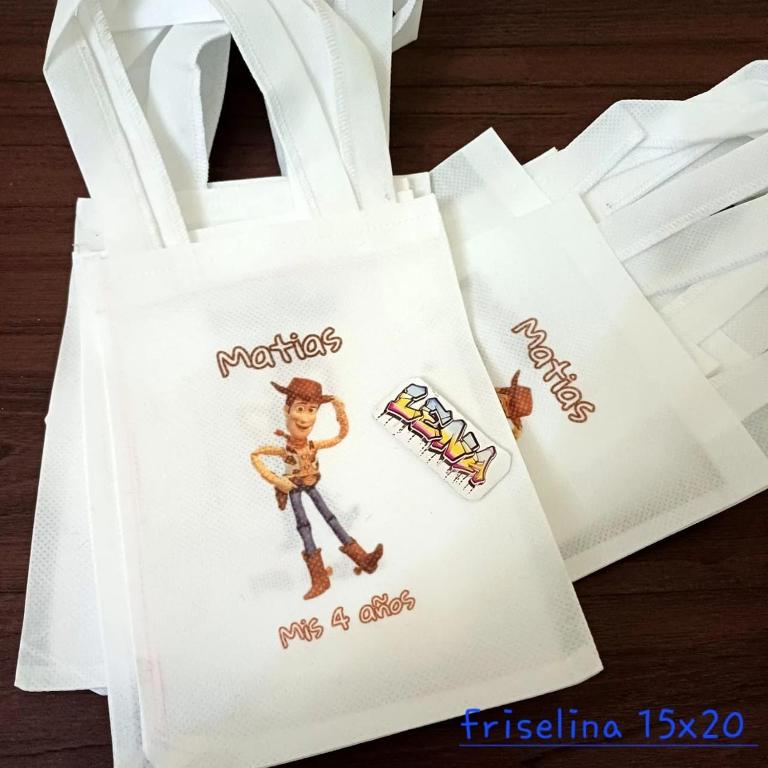 una borsa bianca con l'immagine di un cowboy di Departamento centro Mendoza a Pasos de la terminal a Barraquero