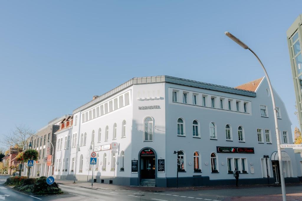 林根Parkhotel Lingen by Hackmann的街角的一栋白色建筑