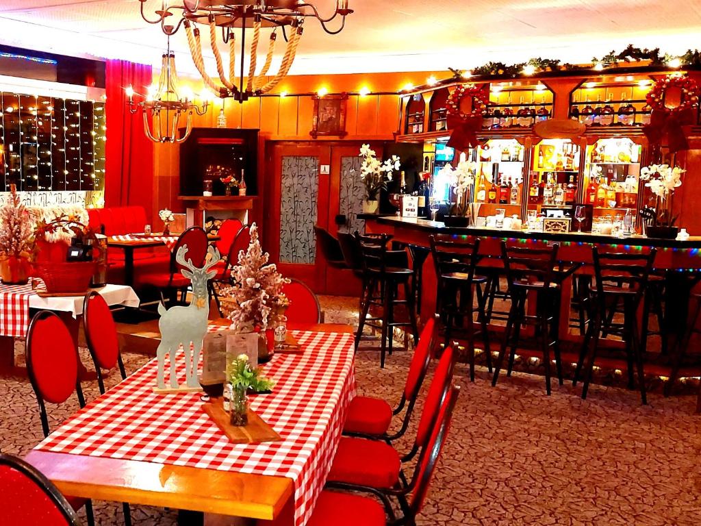 een restaurant met tafels en stoelen en een bar bij Hotel Georgenhöhe Wildemann in Wildemann