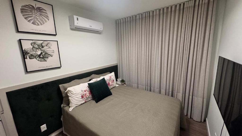 a small bedroom with a bed and a window at Apartamento palmas in Palmas
