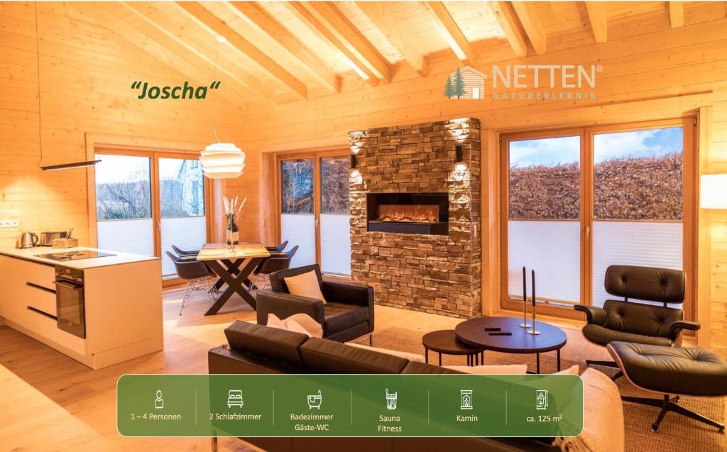 un soggiorno con divano e camino di NETTEN Naturerlebnis Holz-Chalets a Daun