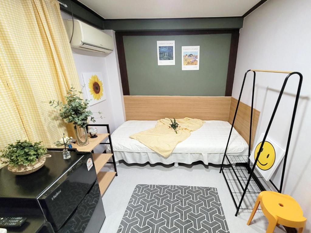 a small room with a bed and a table at 더스테이365 디럭스 in Seoul
