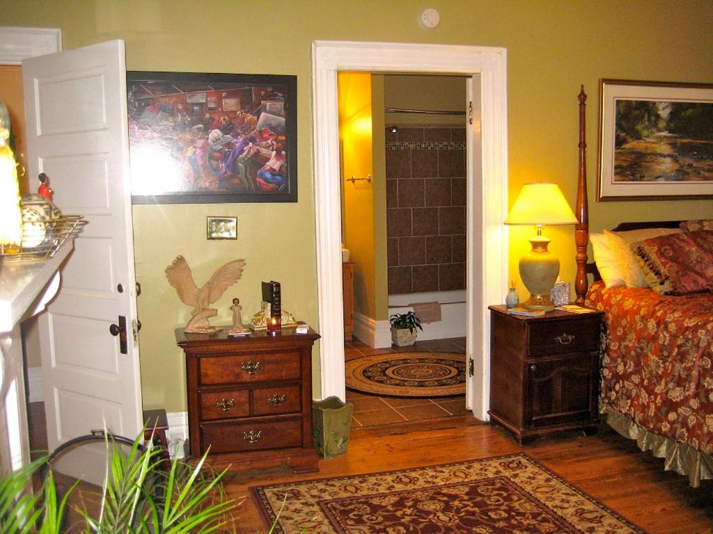 Inn Upon Moon River Plantation - Deluxe King Room