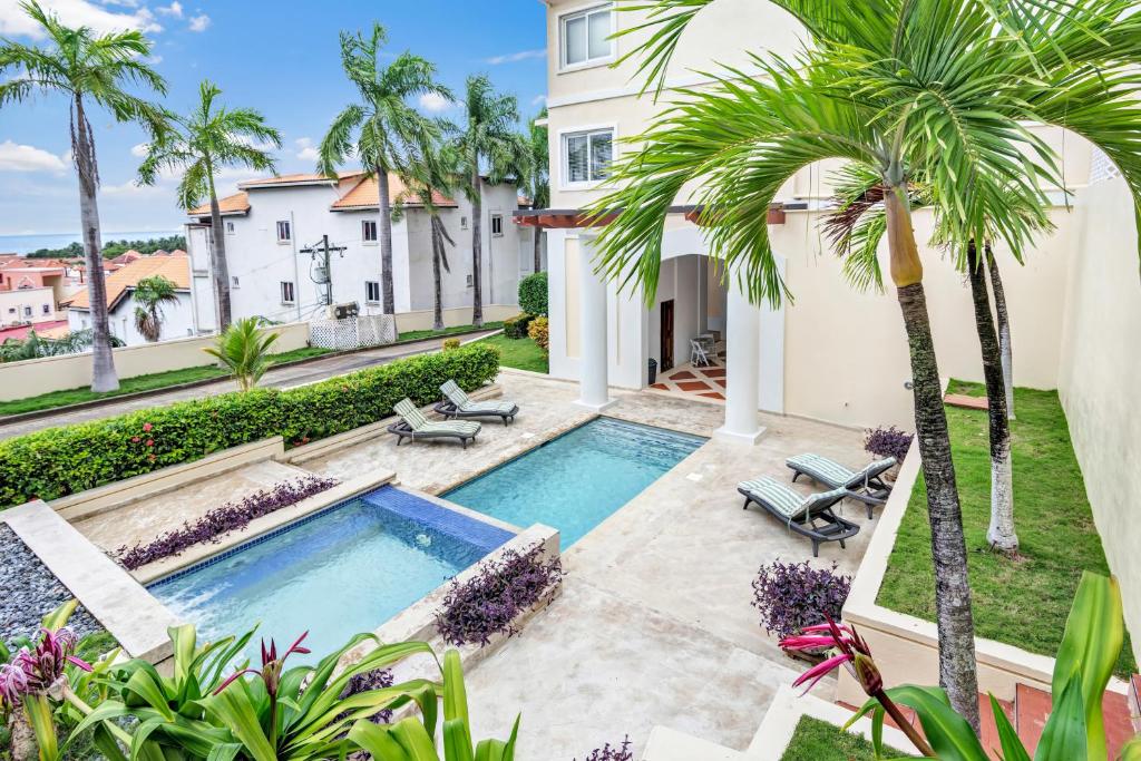 Swimmingpoolen hos eller tæt på Sea Vue Luxury Vacation Condominiums