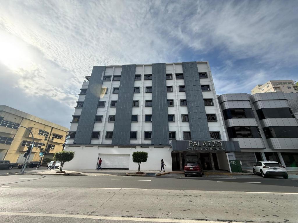een groot gebouw met mensen die ervoor lopen bij Residencial & Hotel Palazzo in Panama-Stad