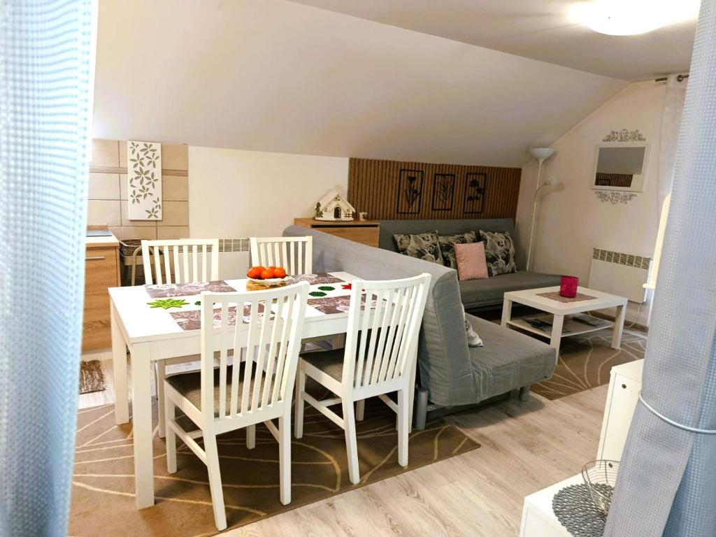 een keuken en woonkamer met een tafel en stoelen bij Apartmán Romanna in Terchová