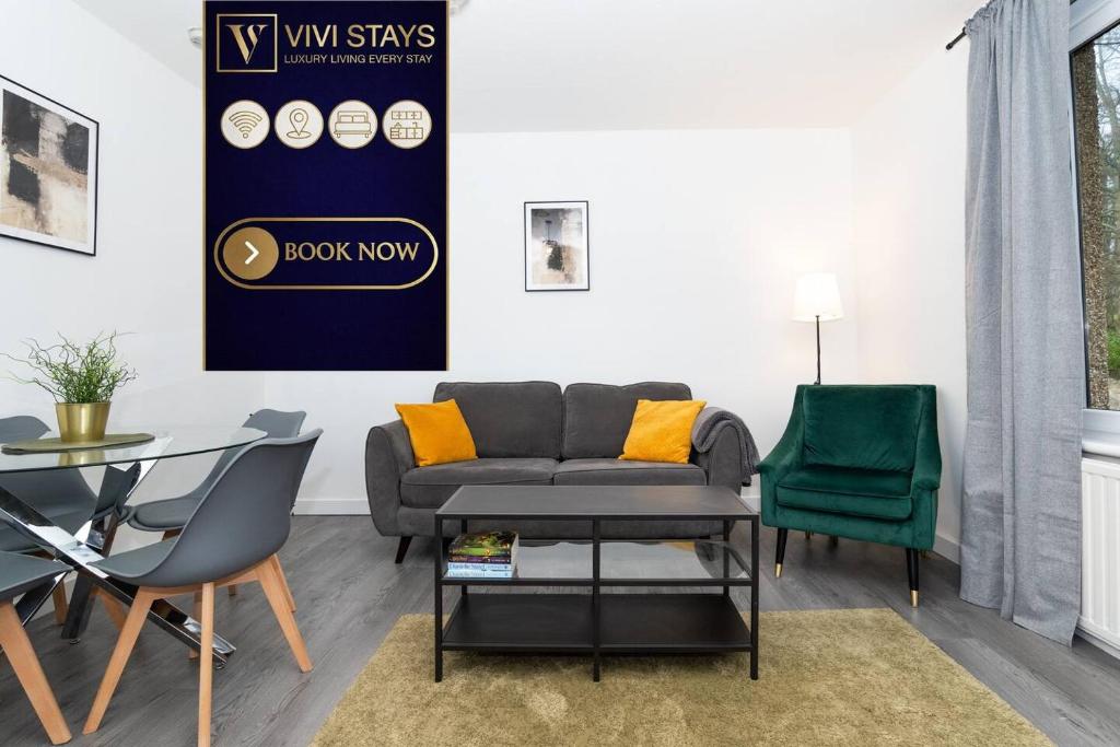 un soggiorno con un divano e due poltrone di Free Parking - Central - Dunfermline Sleeps 4 a Dunfermline