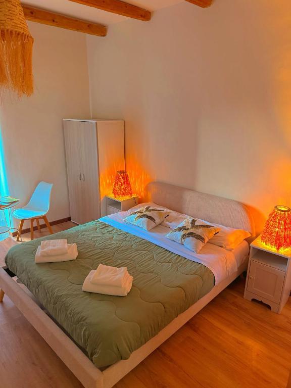 OIKOS Guesthouse & Rooftop - Chambre Double Avec Balcon (2 Adultes + 1 Enfant)