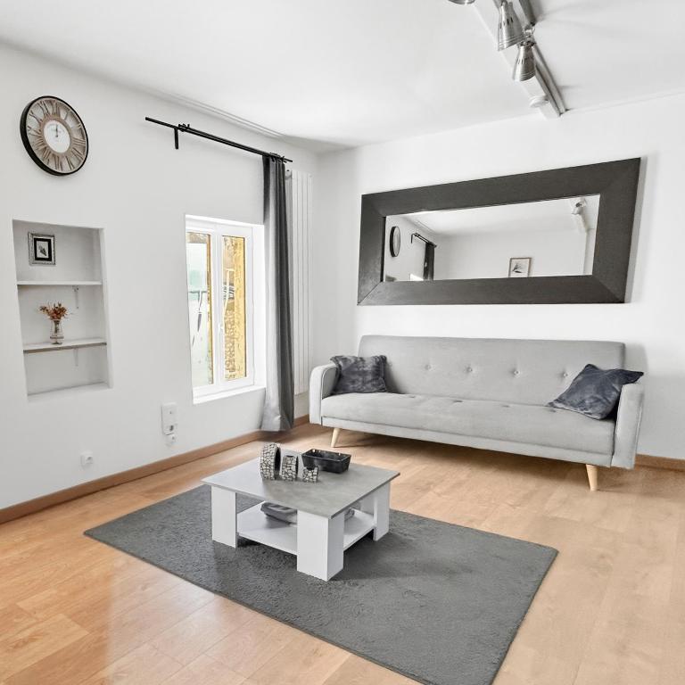 a living room with a white couch and a table at Central, spacieux et calme votre cocon à Melun in Melun