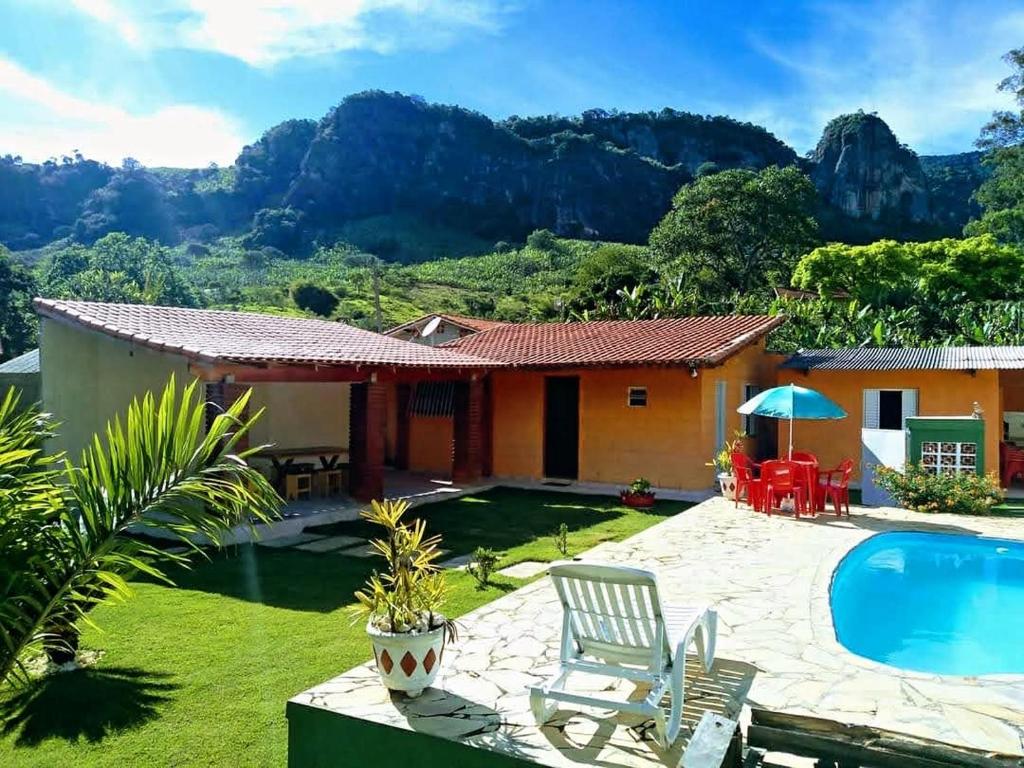 Nespecifikovaný výhled na hory nebo výhled na hory při pohledu z prázdninového domu