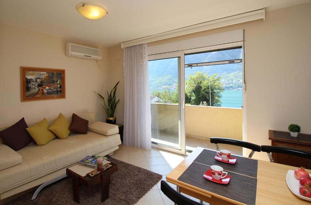 Uma área de estar em Apartments Kordić