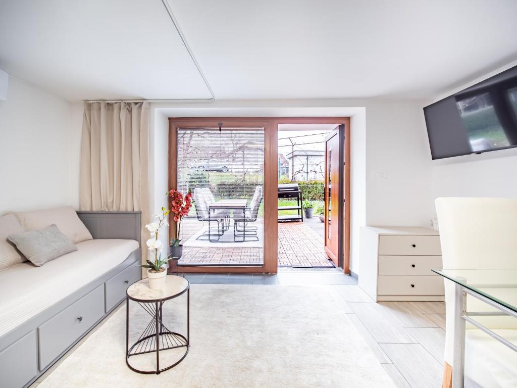 een woonkamer met een bank en een tafel bij Grand Family Residence Ljubljana in Ljubljana