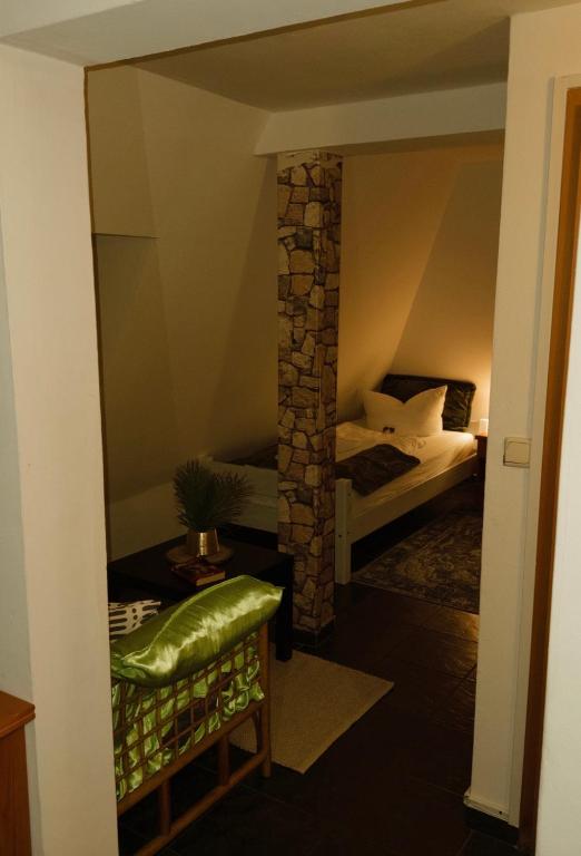 Blick in ein Schlafzimmer mit Bett und Kamin in der Unterkunft Fünf A in Fürth