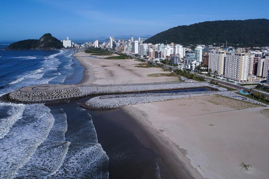an aerial view of a beach next to the ocean at Refúgio do Churrasco in Matinhos