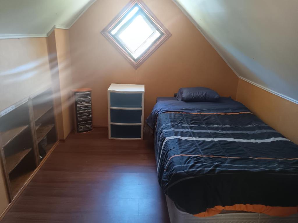 En eller flere senge i et værelse på Cómoda casa familiar en Barrio el Bosque, Valdivia