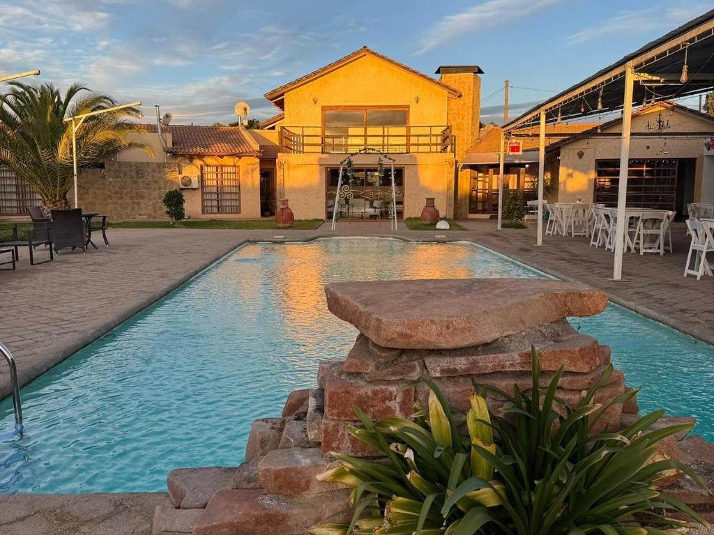 Piscina a Hotel Origenes o a prop