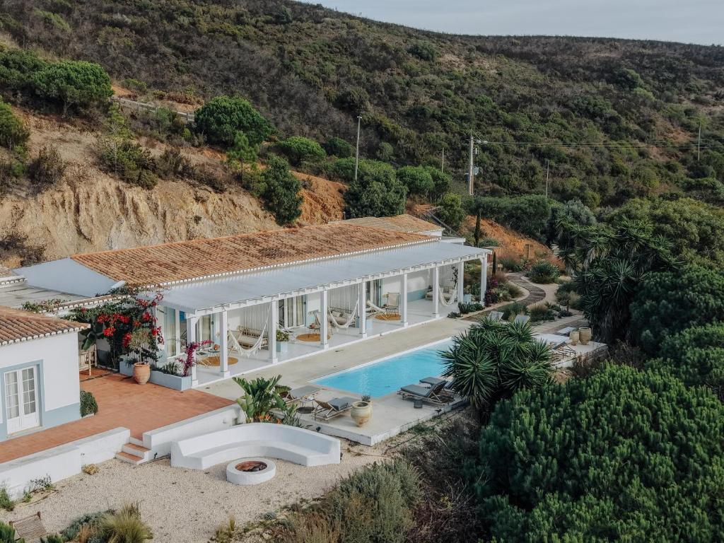 een luchtfoto van een huis met een zwembad bij Herdade d' Amoreira Lavanda Villa in Aljezur