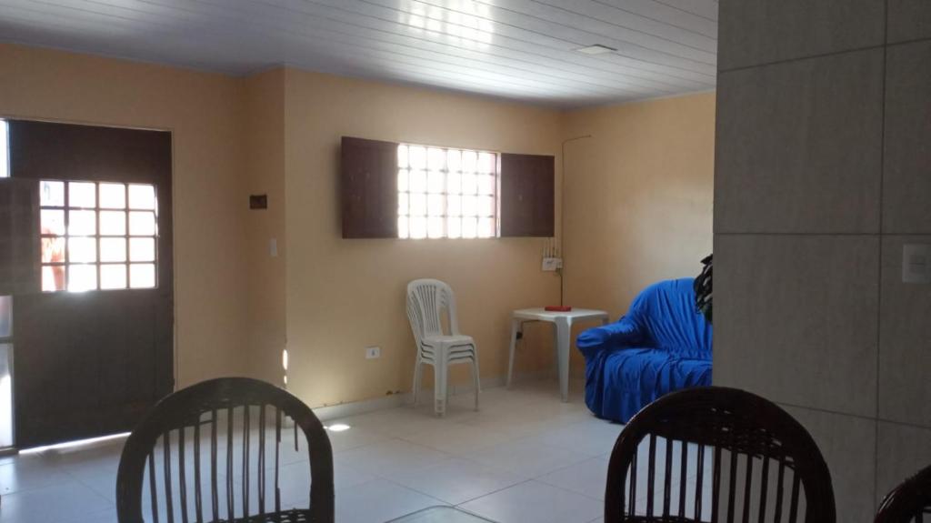 a living room with a blue couch and chairs at Aconchego em Peroba in Maragogi