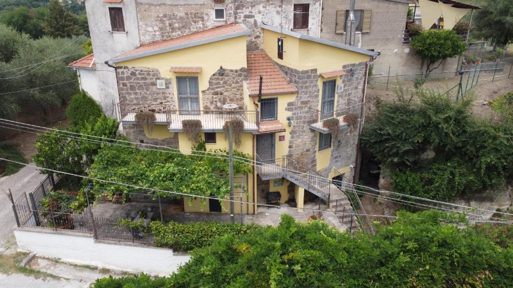 an old house on the side of a hill at CASA DEL PAVONE - Capometa in Marzano