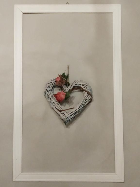 a heart shaped basket with a flower in it at La Casetta Retrò in Este