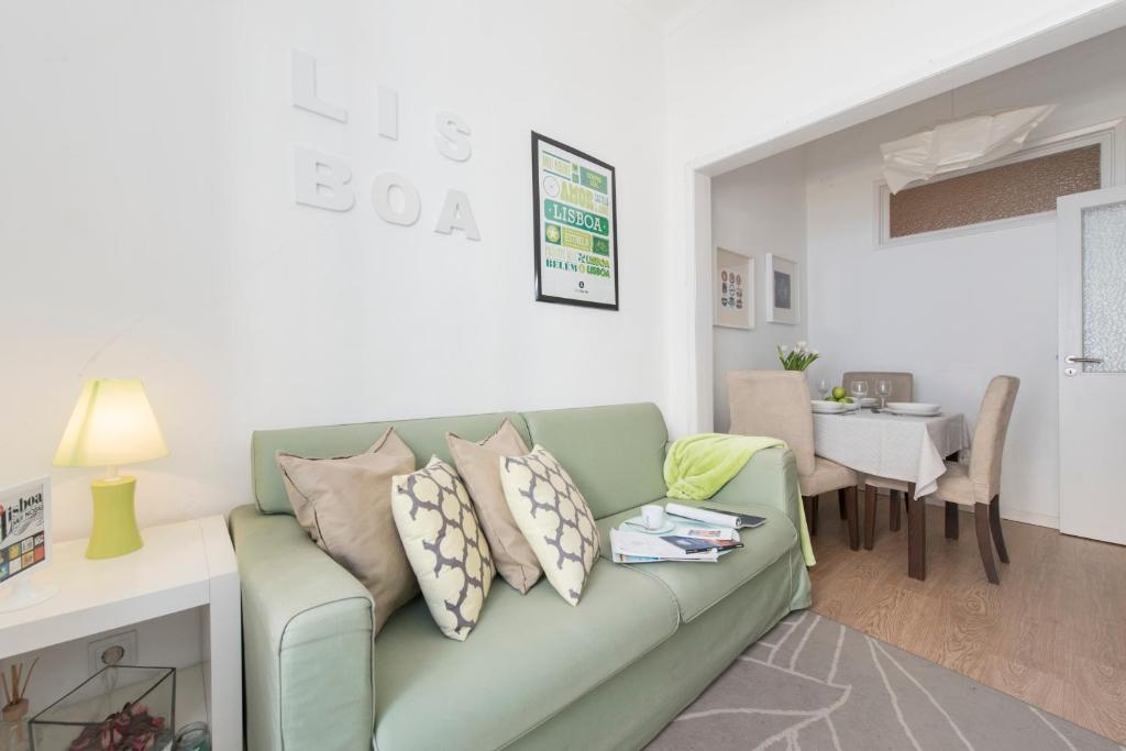 リスボンにあるLisbon Apartment Bairro Alto - Bica 3のリビングルーム(緑のソファ、テーブル付)