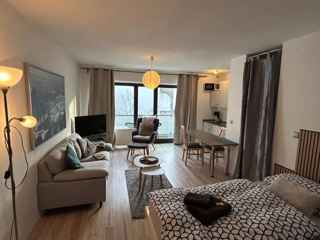 レーネにあるApartment am Hochseilgartenのリビングルーム(ソファベッド、テーブル付)
