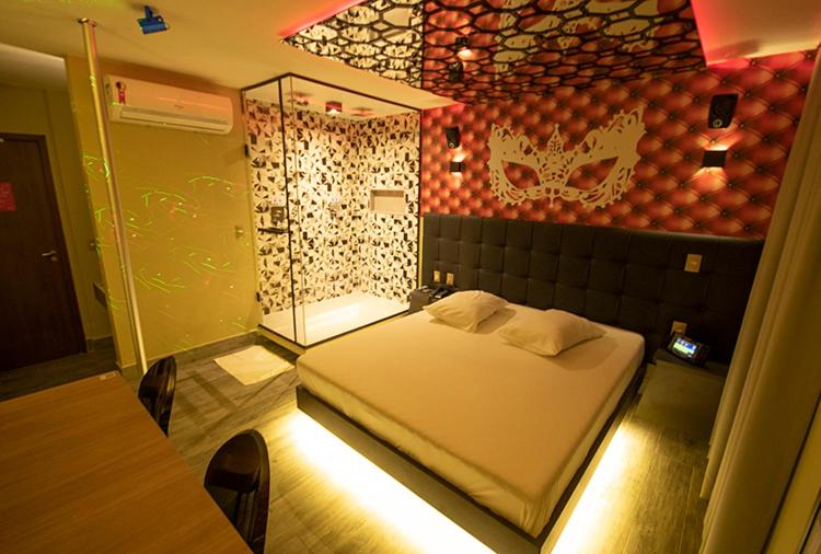 a bedroom with a bed with a mask on the wall at Motel Desert-Inn in Valinhos