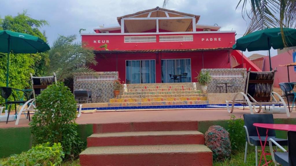 En have udenfor Hôtel Blak and White de Toubab Dialao