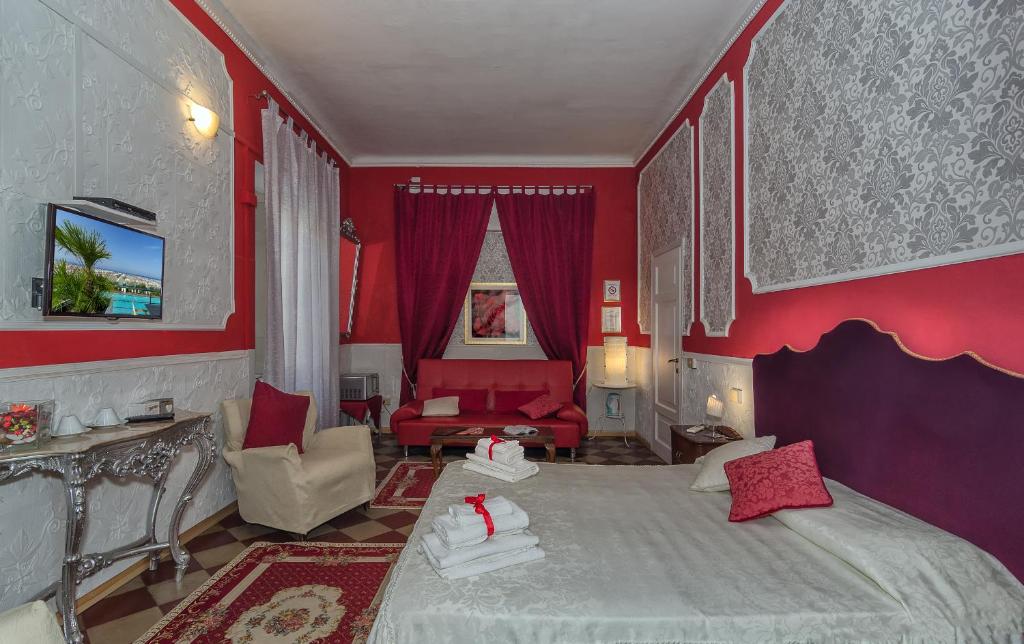 um quarto com uma cama grande e paredes vermelhas em B&B La Mimosa em Lucca