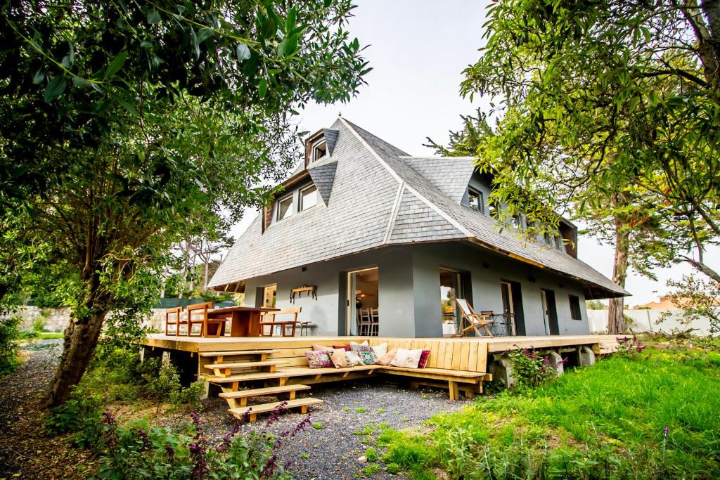 a small house with a porch and a porch at Chalet da Azenhas in Colares