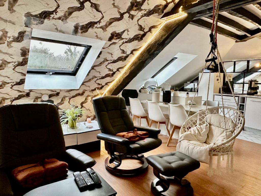 a living room with chairs and a table at Appartement dans la Résidence le Chateaux in Fitz-James