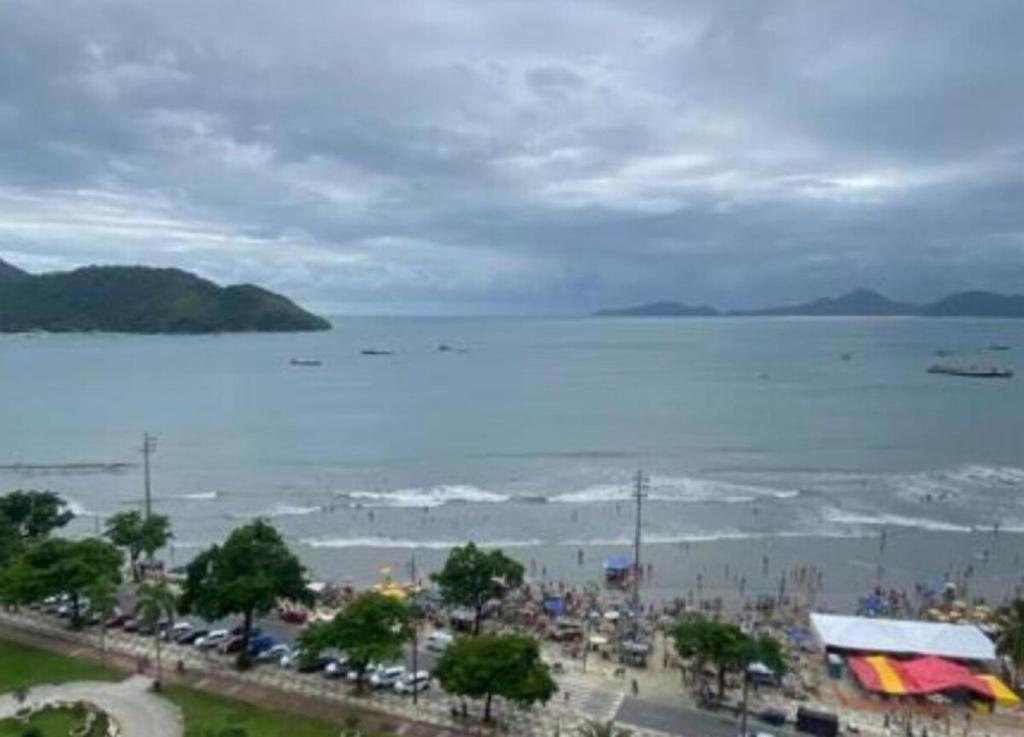 a view of a large body of water with a beach at Apê Ponta da Praia Santos in Santos