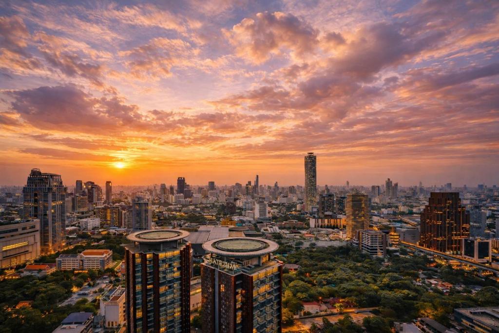 uno skyline della città al tramonto con il tramonto di New City Condo in Central Bangkok a Pratunam