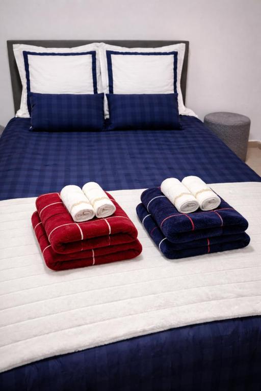 a bed with towels and pillows on it at Studio confortable situé à Woluwe Saint Lambert in Brussels