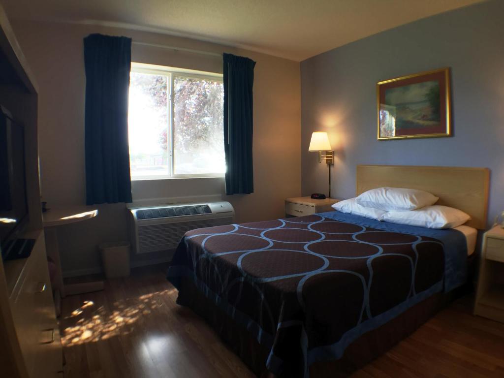 Postel nebo postele na pokoji v ubytování Super 8 by Wyndham Canandaigua