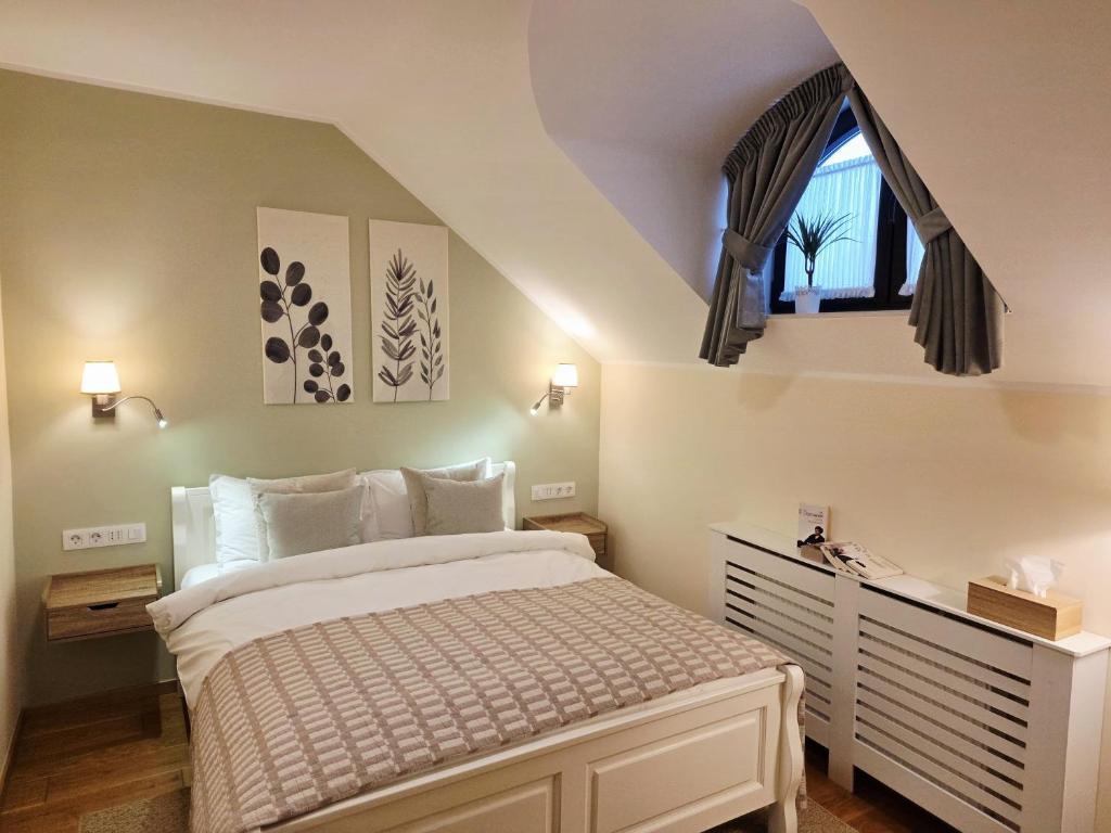 En eller flere senge i et værelse på Silent Retreat, Boutique Suite inside Monastery