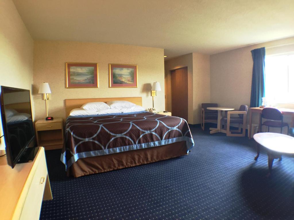 Postel nebo postele na pokoji v ubytování Super 8 by Wyndham Canandaigua