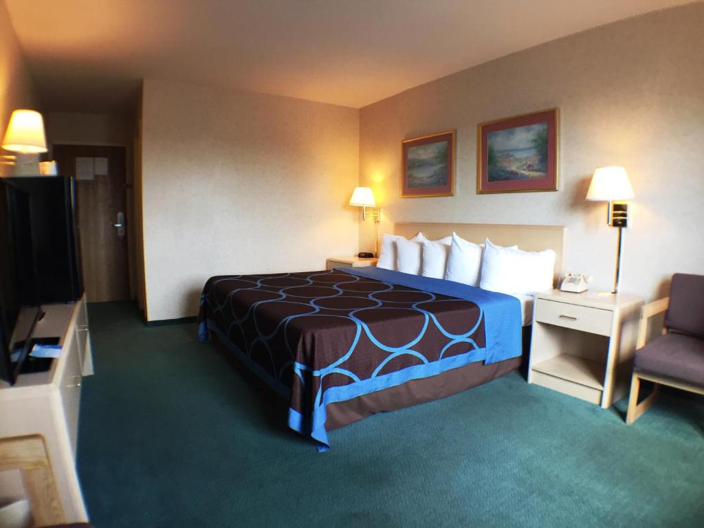 Postel nebo postele na pokoji v ubytování Super 8 by Wyndham Canandaigua