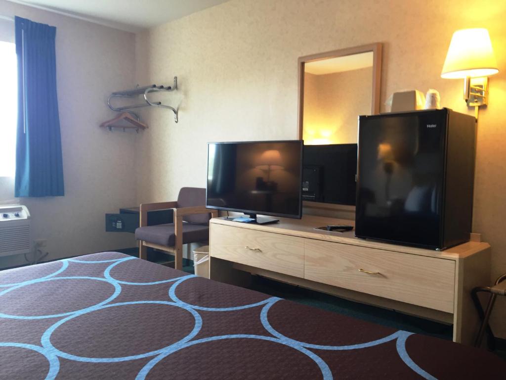 TV a/nebo společenská místnost v ubytování Super 8 by Wyndham Canandaigua