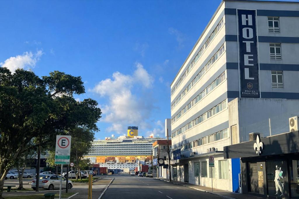 a building on a city street with a large building at Hotel Itajaí Tur - Itajaí Navegantes in Itajaí