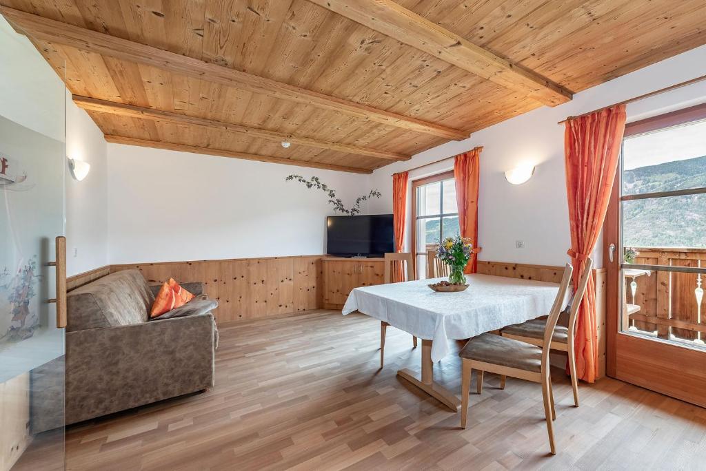 Moarlhof - Farm Nature Resort - Two-Bedroom Apartment With Balcony
