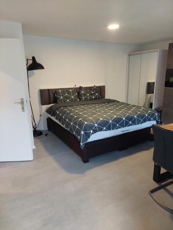 a bedroom with a bed in a room at Das Herzchen von Ellenz in Ellenz-Poltersdorf