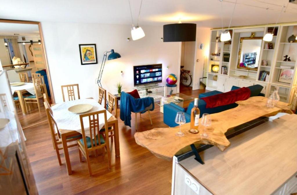 een woonkamer met een bank en een tafel bij Appartement spacieux entre Parc et Tramway in Le Bouscat