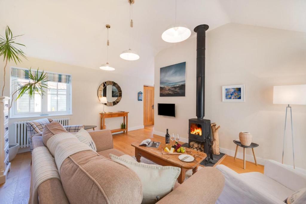 a living room with a couch and a fireplace at 2 Bed in Eye oc-slo in Wilby