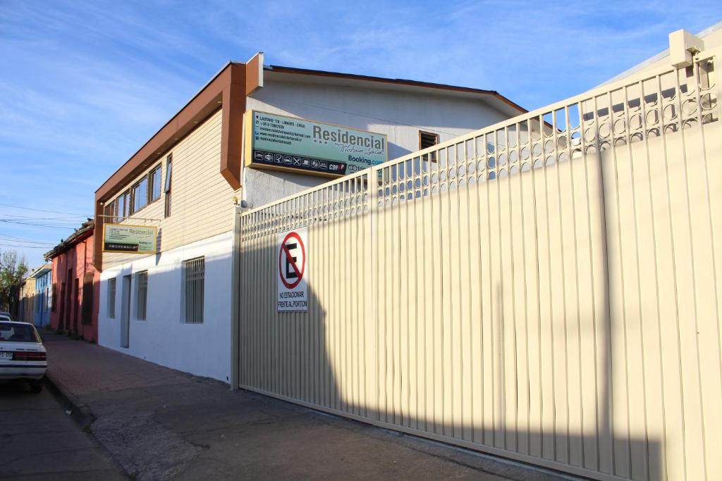 un edificio con un cartel en el costado en Residencial Victoria Said, en Linares