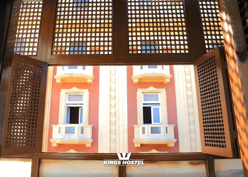 una finestra di vetro con vista su un edificio di Kings Host in Cairo Downtown a Il Cairo