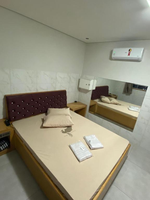 a hospital room with a bed and a mirror at Fênix 2 in São Paulo